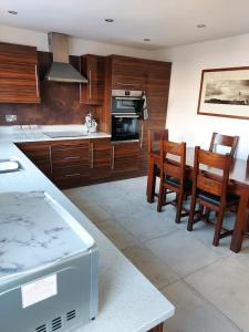 Kitchen o kitchenette sa Detached 2 bedroomed bungalow Billingham Stockton on Tees