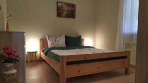 1 dormitorio con cama de madera en una habitación en Dom przy lesie en Stare Juchy