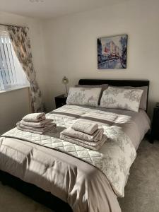 เตียงในห้องที่ Detached 2 bedroomed bungalow Billingham Stockton on Tees