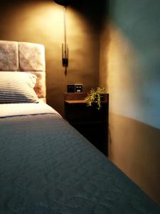 - une chambre avec un lit et une table avec une plante dans l'établissement House of Silence, à Trogir