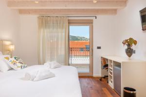 Postel nebo postele na pokoji v ubytování Vila Iris Baška 2