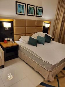 sypialnia z dużym łóżkiem i biurkiem w obiekcie Furnished apartment with Burj Khalifa View w Dubaju