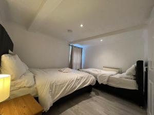 um quarto com 2 camas e uma janela em Entire Two Bedrooms Flat, 1F em Great Yarmouth