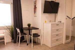 ein kleines Zimmer mit einem Tisch und einer Kommode in der Unterkunft Koper2stay Apartments in Koper