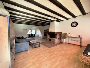 a living room with a couch and a fireplace at Traumaussicht Kamin Balkon Burgblick 65 Zoll TV Netflix Waipu Lindenplatz in Bullay
