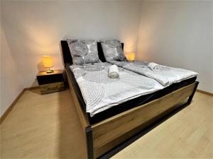 a bedroom with a large bed with two lamps on it at Traumaussicht Kamin Balkon Burgblick 65 Zoll TV Netflix Sky Joyn Lindenplatz in Bullay
