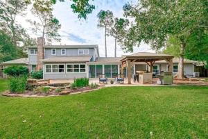 una casa con cenador en un patio en New decorated Guest Suite unit C close to Katy Mills, en Katy