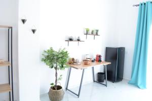 a table with a plant in a room with a refrigerator at Maistrali in Provatas