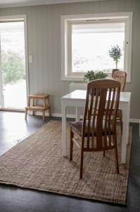 a dining room with a chair and a table at Jåsund SunView in Lyngdal