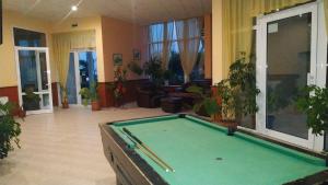 O masă de biliard de la Pancho Family Hotel