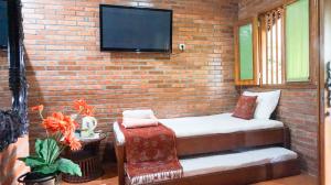 Katil atau katil-katil dalam bilik di Ndalem Suryo Saptono Guest House