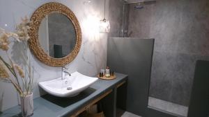 a bathroom with a sink and a mirror at Maistrali in Provatas