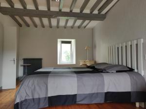 una camera con un grande letto di Aux belles pierres a Carcagny