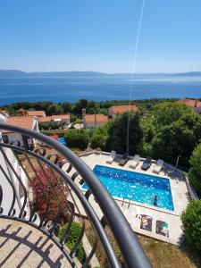 - Balcón con vistas a la piscina en Apartments Villa Iva, en Ravni