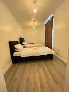 - une chambre avec 2 lits et du parquet dans l'établissement Spacious Entire Flat, 1, à Great Yarmouth