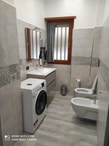 y baño con lavadora y lavamanos. en Top Apartment Roma 1, en Roma
