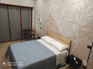 Un dormitorio con una cama y una mesa. en Top Apartment Roma 1, en Roma