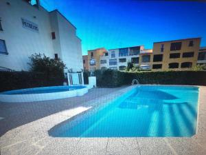 Sundlaugin á Cap D 'Agde Studio cabine 5 personnes, vue chenal eða í nágrenninu