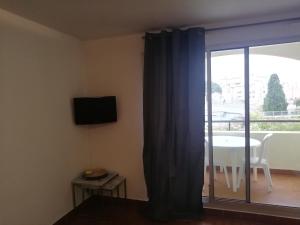 Sjónvarps- og/eða afþreyingartæki á Cap D 'Agde Studio cabine 5 personnes, vue chenal