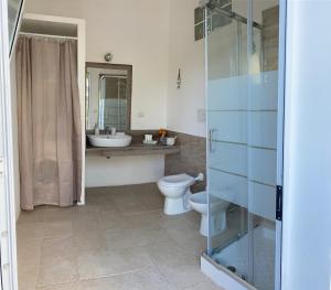 ガラトーネにあるLa casa del Soleのバスルーム(トイレ、洗面台付)