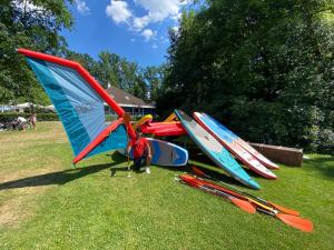 Ein Garten an der Unterkunft TraumZeitBoot Amavida Yacht auf dem Scharmützelsee Bad Saarow