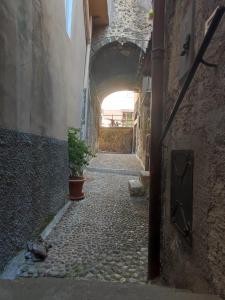 an alley way with an archway in a building at Casa Scanno centro storico in Scanno
