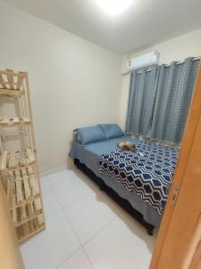 Un dormitorio con una cama y una escalera. en Casa Arembepe em frente as piscinas naturais en Arembepe