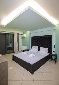 een slaapkamer met een groot bed in een kamer bij Spacious Modern Apartments With Great Rooftop View in Athene