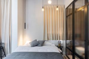 Postel nebo postele na pokoji v ubytování Levinski Market Hotel