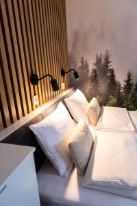佐托爾的住宿－Forest 47 by Housine，两张床位于带两盏挂在墙上的灯的房间