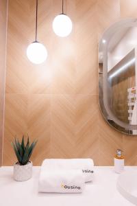 La salle de bains est pourvue d'un lavabo, d'un miroir et d'une serviette. dans l'établissement Forest 47 by Housine, à Zator