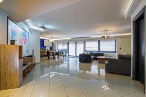 een woonkamer met banken en een eetkamer bij Spacious Modern Apartments With Great Rooftop View in Athene