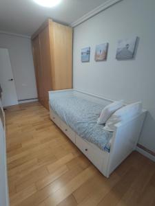 um quarto com uma cama num quarto com pisos em madeira em Sagasti em Astigarraga