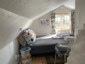 Un pat sau paturi într-o cameră la Charmig stuga av rustik stil i Stockholms område