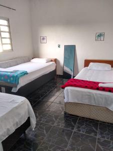 a room with two beds in a room at Casa de praia em Itanhaem in Itanhaém
