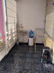 a small room with a sink and a concrete floor at Casa de praia em Itanhaem in Itanhaém