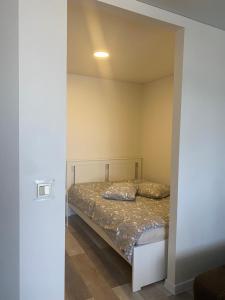 Ένα ή περισσότερα κρεβάτια σε δωμάτιο στο Nemuno apartamentai