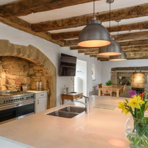una cocina con fregadero y encimera en 10 Bed Stunning House in village, with Hot Tub, en Ovingham