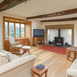Una sala de estar con un sofá blanco y una chimenea. en 10 Bed Stunning House in village, with Hot Tub, en Ovingham