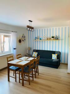 a living room with a table and a blue couch at Apartament Morski in Jarosławiec