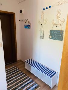 um quarto para crianças com uma cama e um tapete em Apartament Morski em Jarosławiec