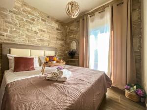 Postel nebo postele na pokoji v ubytování OLIVE LAND - ΓΗ ΤΗΣ ΕΛΙΑΣ / STONE VILLA.