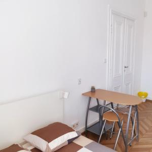 een kleine kamer met een tafel en een bureau bij Centrum ARTLwowska in Warschau