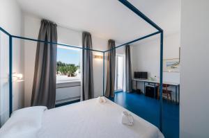モノーポリにあるVILLA AL MARE sea, relax & wellnessの大きなベッドと机のある寝室 +139枚の写真
