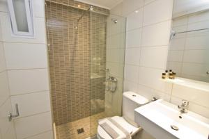 Koupelna v ubytování Nafsika Hotel + 37 fotografií