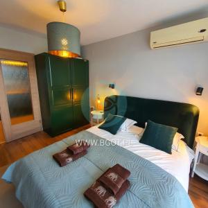 Giường trong phòng chung tại Sea Viev apartments in Sea Fort Club Grand Resort