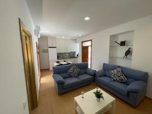 salon z niebieską kanapą i stołem w obiekcie CASITA ANDALUZA CENTRO con PARKING sujeto a disponibilidad w Maladze
