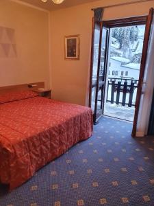 Ένα ή περισσότερα κρεβάτια σε δωμάτιο στο Hotel Des Alpes