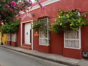 czerwony budynek z oknami i kwiatami w obiekcie Casa Relax Hotel w mieście Cartagena de Indias