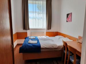 Łóżko lub łóżka w pokoju w obiekcie Hotel Miramar